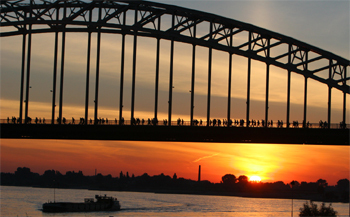 Zonsopgang Waalbrug Foto: Marc Koot