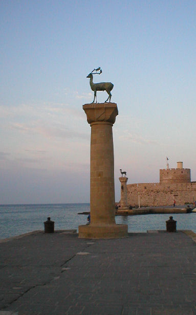 26 juni 2006 Rhodos - De hinde en de bok bewaken de haven