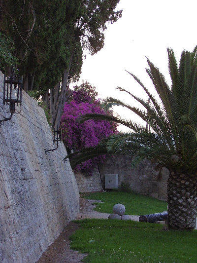 30 juni 2006 Rhodos - Nog een muur